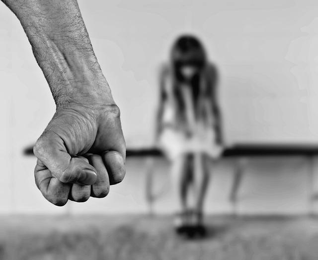 Kdo a jak může být obviněn z domácího násilí?